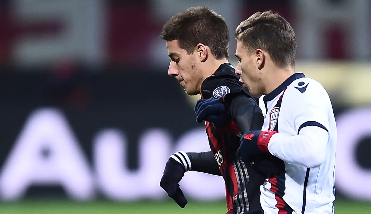 Gelandang AC Milan, Mario Pasalic (kiri) berusaha mengontrol bola dari hadangan bek Cagliari, Nicolo Barella pada lanjutan Liga Italia di Stadion San Siro (9/1). AC Milan menang tipis atas Cagliari dengan skor 1-0. (AFP Photo/Filippo Monteforte)
