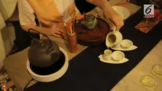 Mau tahu gimana cara menyeduh teh ala China? Nah tonton video tentang Gong Fu Cha ini ya!