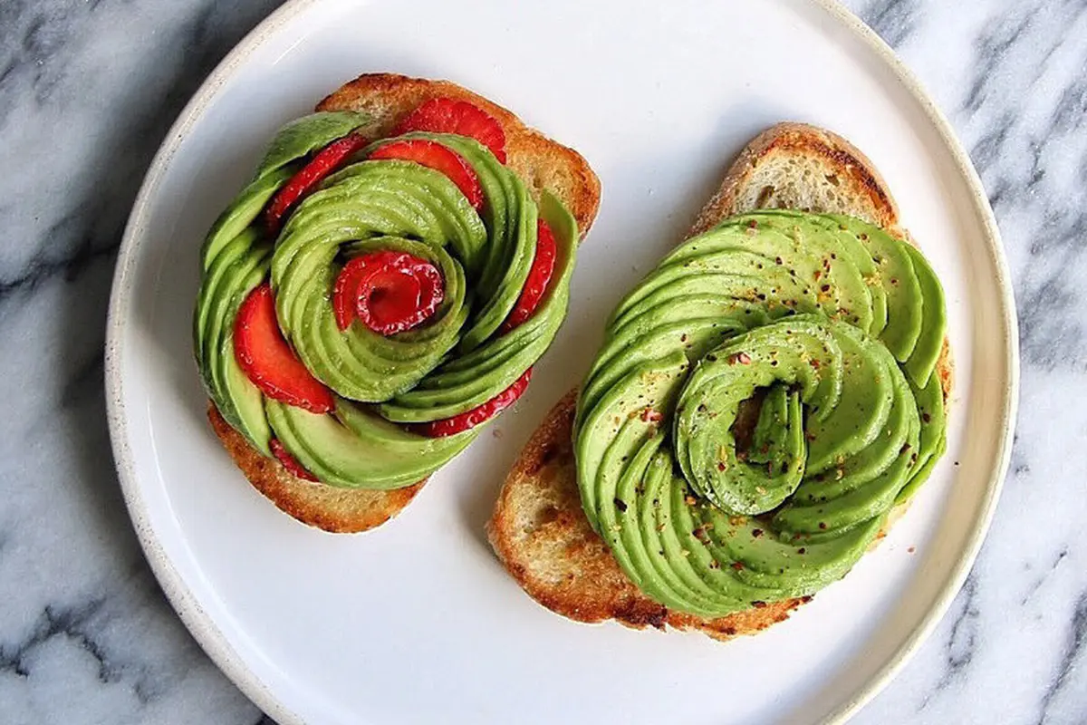 10 Potret Cantik Hidangan yang Dihiasi Avocado Rose