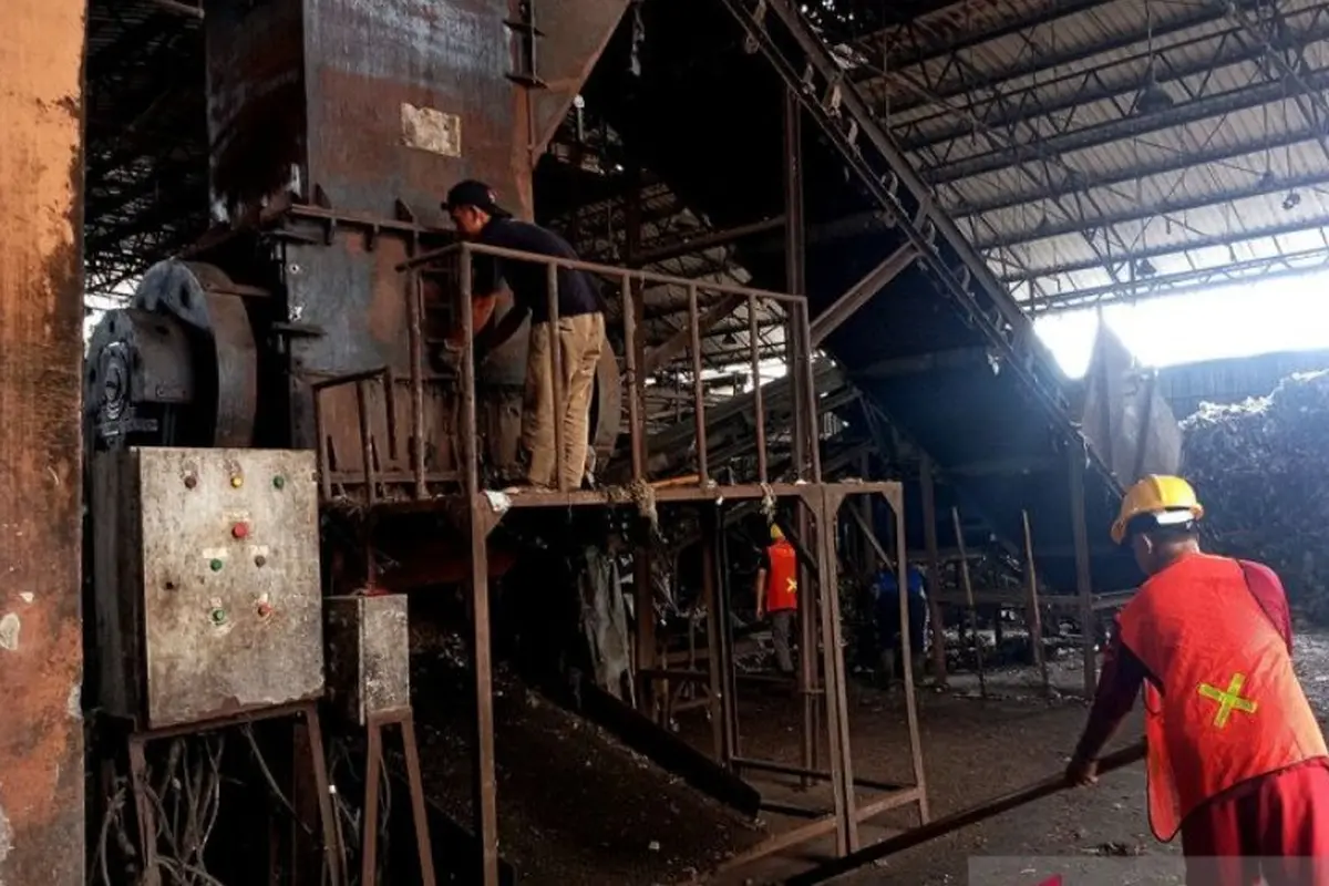 Aktivitas pekerja di Tempat Pengolahan Sampah Terpadu Berbasis Lingkungan dan Edukasi (TPST BLE), Desa Wlahar Wetan, Kecamatan Kalibagor, Kabupaten Banyumas.