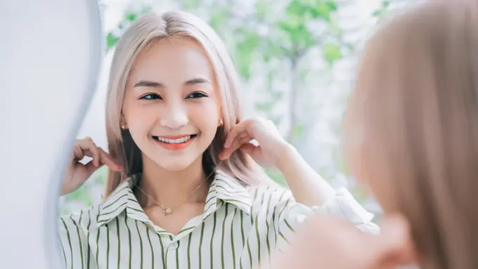 perempuan pakai perhiasan