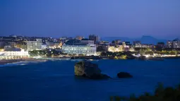 Pusat kota dengan tempat pertemuan G7 Le Bellevue (tengah) di Biarritz, Prancis barat daya (21/8/2019). Para pemimpin negara-negara G7 akan bertemu Sabtu selama tiga hari di kota resor Biarritz di barat daya Prancis. (AP Photo/Markus Schreiber)