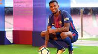 Bek asal Portugal, Nelson Semedo, berpose saat diperkenalkan sebagai pemain Barcelona di Stadion Camp Nou, Katalonia, Jumat (14/7/2017). Pemain 23 tahun itu didatangkan dari Benfica dengan harga 26,2 juta poundsterling. (AFP/Lluis Gene)