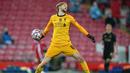 Kiper Liverpool, Caoimhin Kelleher, melempar bola saat melawan Ajax Amsterdam di Stadion Anfield, Rabu (2/12/2020). Kiper ketiga The Reds itu tampil memukau dan membawa Liverpool menang atas Ajax. (AFP/Paul Ellis)