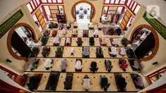Umat muslim melaksanakan Sholat Jumat di Masjid Babah Alun Desari, Cilandak, Jakarta Selatan, Jumat (23/4/2021). Masjid yang dibangun oleh Muhammad Jusuf Hamka ini dibangun dengan arsitektur bergaya Oriental terlihat dari ukiran dan ornamen yang bergaya mandarin. (Liputan6.com/JohanTallo)