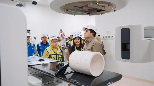 Menteri Badan Usaha Milik Negara (BUMN) Erick Thohir meninjau pembangunan Bali International Hospital (BIH) di Kawasan Ekonomi Khusus (KEK) Sanur, Bali. (Dok Kementerian BUMN)