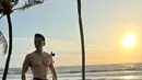 Ketika berjalan-jalan di tepi pantai di sore hari, Verrel Bramasta juga percaya diri memamerkan bentuk perutnya. (FOTO: instagram.com/bramastavrl/)