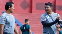 Asisten pelatih, Alfiat dan Johan Prasetyo, sosok paling sedih di antara semua elemen tim karena keterpurukan Persik di Liga 1 2022/2023. (Bola.com/Gatot Susetyo)