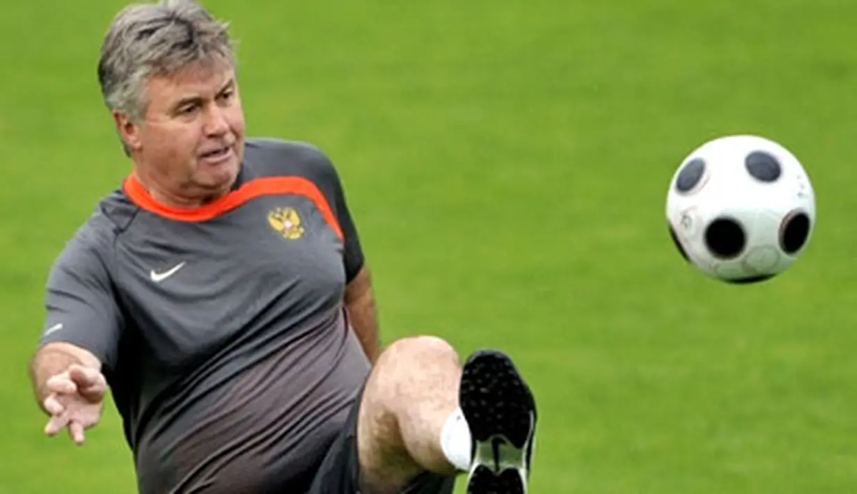 Dutch coach of the Russian national football team Guus Hiddink controls a ball during a training session on June 24, 2008 in Basel, Switzerland. Russia play Spain in their Euro semi-final football match on June 26 in Vienna. AFP PHOTO / FRANCK FIFE