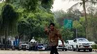 Politisi senior Maruarar Sirait menyambangi kediaman Prabowo di Jalan Kertanegara, Jakarta Selatan, pada Selasa (14/10/2024). (Liputan6.com/Hiysam Adyatma)