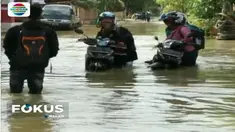 Selain rumah dan jalan, banjir juga merendam belasan hektare sawah yang baru satu bulan ditanami padi.