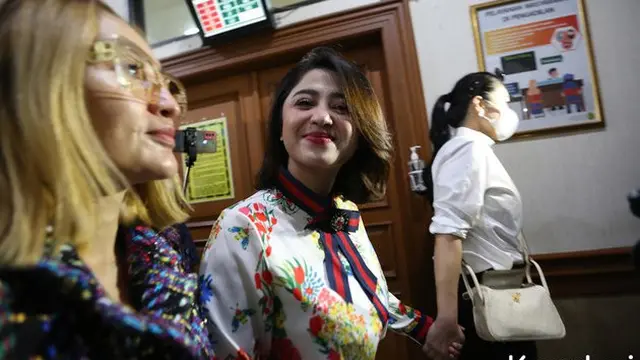 6 Potret Dewi Perssik Hadir di Sidang Cerai dengan Angga Wijaya, Mengaku Tak Gugup