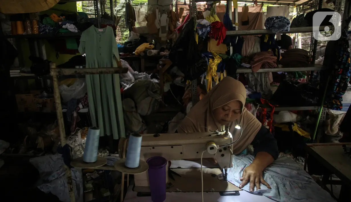 Pekerja menyelesaikan pembuatan baju di sebuah konveksi milik Nca di Curug, Bogor, Jumat (19/11/2021). BPJS Ketenagakerjaan menargetkan kepesertaan pekerja informal dalam program bukan penerima upah atau BPU terus meningkat dan mencapai 43 persen pada 2026. (Liputan6.com/Johan Tallo)