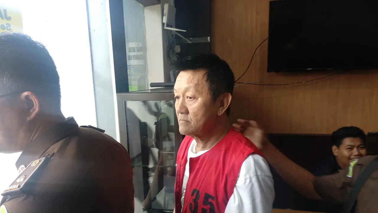 Chandra Liwang, saat ditangkap intel Kejari Kendari, Senin (18/11/2019).(Liputan6.com/Ahmad Akbar Fua)