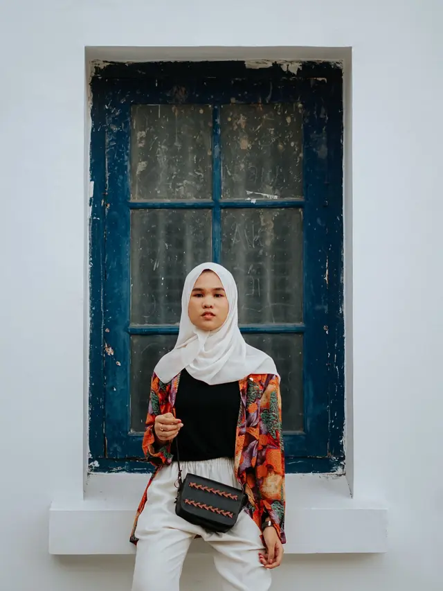 Ilustrasi kombinasi batik dengan gaya hijab yang sesuai