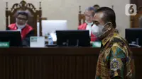 Terdakwa suap pengurusan fatwa MA serta penghapusan nama terpidana pengalihan hak tagih Bank Bali dari daftar red notice Polri, Djoko S Tjandra saat sidang putusan di Pengadilan Tipikor Jakarta, Senin (5/4/2021). Djoko Tjandra divonis 4 tahun 6 bulan penjara. (Liputan6.com/Helmi Fithriansyah)