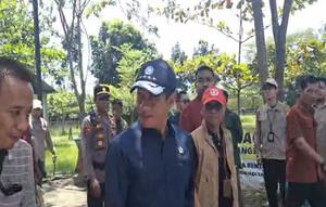 Menteri Lingkungan Hidup (Menteri LH) Hanif Faisol Nurofiq memantau fasilitas pengelolaan sampah di salah satu rest area di sepanjang Trans Jawa. (dok. Biro Humas KLH)