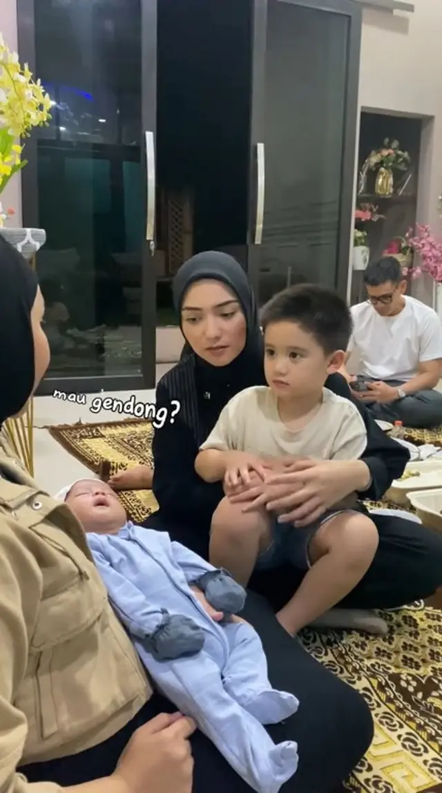 Diajak jenguk anak saudra, momen Athar putra Citra Kirana malah minta adik ini gemesin pol
