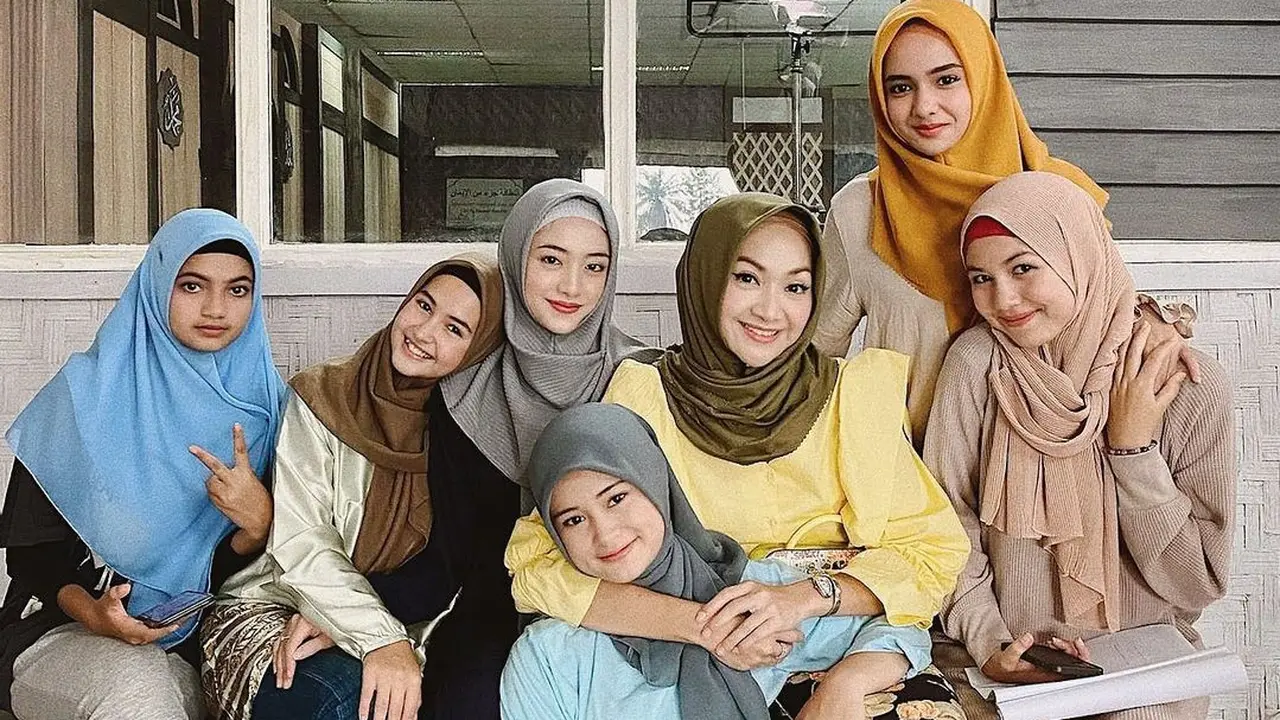 5 Potret Kebersamaan Pemain Sinetron Dari Jendela SMP Tampil Berhijab