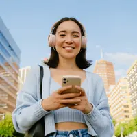 ilustrasi perempuan tersenyum mendengar musik/Dean Drobot/Shutterstock