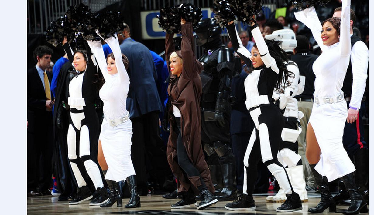Cheerleaders Atlanta Hawks memakai kostum beberapa tokoh Star Wars dalam laga melawan Philadelphia 76ers di Philips Arena, Atlanta, AS, Rabu (16/12/2015). (Foto via Marca.com)