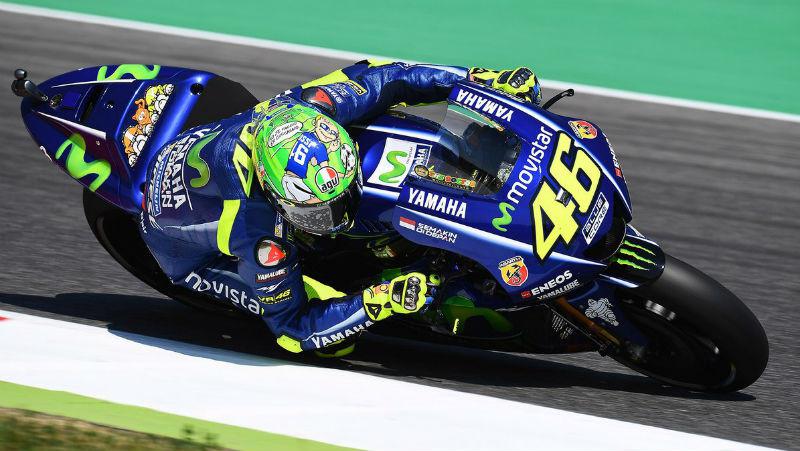 Pebalap Movistar Yamaha, Valentino Rossi, memakai helm edisi spesial pada sesi latihan bebas keempat MotoGP Italia di Sirkuit Mugello, Sabtu (3/6/2017). (Bola.com/Twitter/Michelin_Sport)