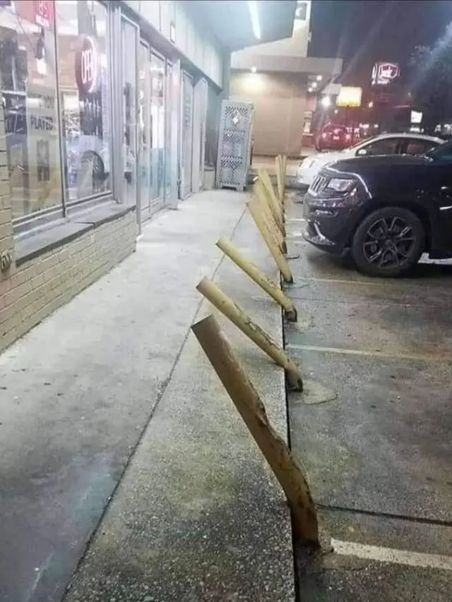 6 Potret Tempat Parkir Umum Nyeleneh Ini Malah Bikin Bingung