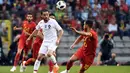 Gelandang Portugal, Bernardo Silva, berebut bola dengan gelandang Belgia, Eden Hazard, pada laga persahabatan di Stadion King Baudouin, Brussels, Sabtu (2/6/2018). Kedua negara bermain imbang 0-0. (AFP/Emmanuel Dunand)
