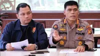 Kabid Humas Polda Riau Sunarto (kanan) bersama Direktur Reserse Kriminal Khusus Polda Riau Komisaris Besar Ferry Irawan. (Liputan6.com/M Syukur)