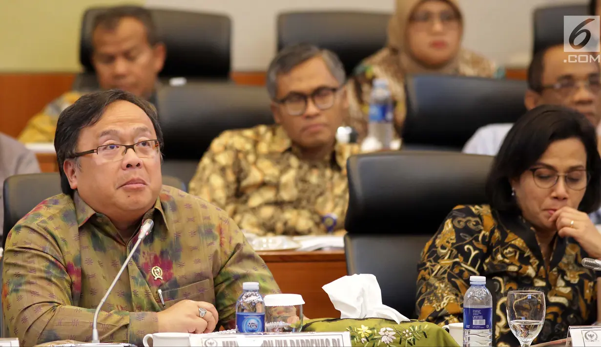 Menteri Keuangan Sri Mulyani bersama Menteri PPN/Kepala Bappenas Bambang Brodjonegoro saat rapat kerja dengan Banggar DPR, Jakarta, Selasa (4/9). Rapat kerja membahas penyampaian pokok-pokok RUU APBN 2019. (Liputan6.com/JohanTallo)