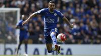 3. Riyad Mahrez, rencana Barcelona untuk mendatangkan gelandang Leicester ini akhirnya dipastikan gagal. Melalui situs resminya The Foxes mengumumkan jika sang pemain sudah menandatangani perpanjangan kontrak selama empat tahun. (AFP/Adrian Dennis) 