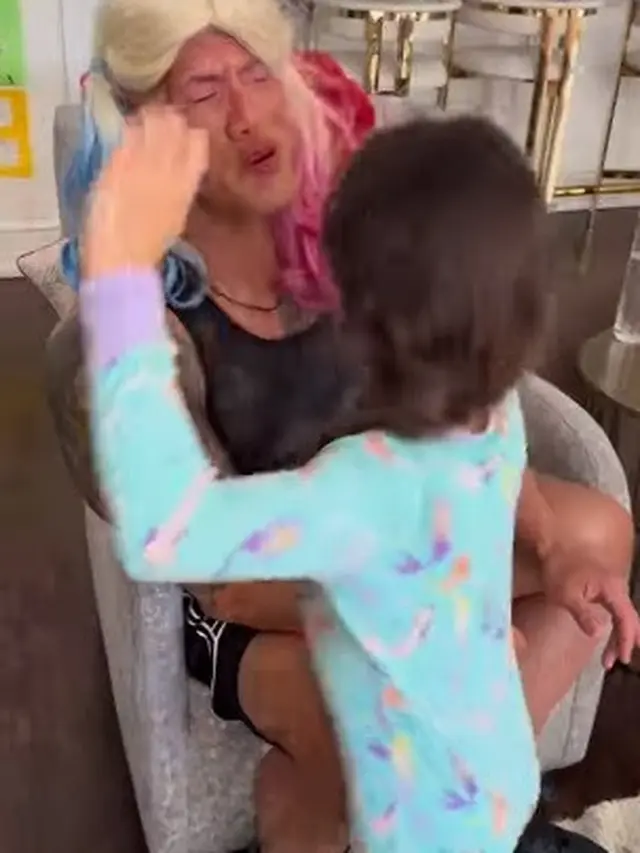 Dwayne Johnson didandani putrinya. (Foto: Instagram/therock)