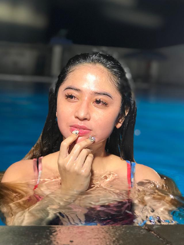 [Bintang] 7 Foto Cantik Dewi Perssik Saat Tak Mengenakan Make Up