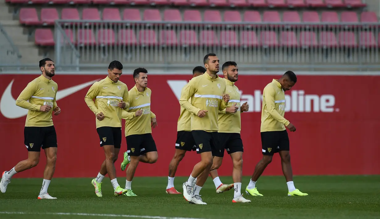 Para pemain Sevilla mengikuti sesi latihan di Seville, Spanyol, 22 November 2021. Sevilla akan menghadapi Wolfsburg pada pertandingan sepak bola Grup G Liga Champions. (JORGE GUERRERO/AFP)