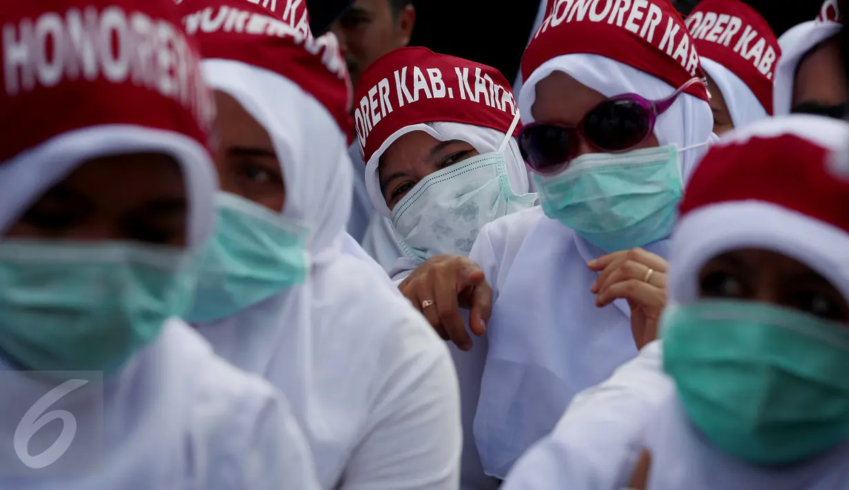 Ekspresi sejumlah wanita yang berpofesi sebagai perawat honorer saat melakukan unjuk rasa di depan Gedung DPR, Jakarta, Kamis (16/3). (Liputan6.com/Johan Tallo)