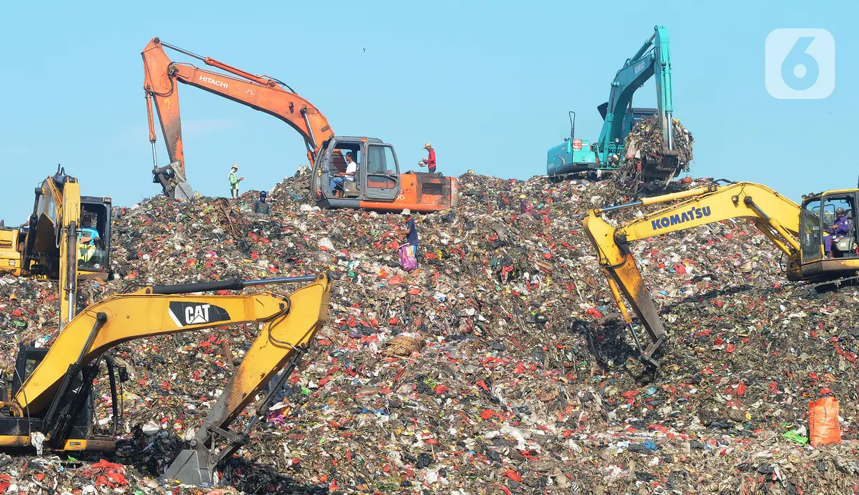 Pemulung mencari sampah yang dapat didaur ulang pada gunungan sampah di Tempat Pembuangan Akhir (TPA) Cipayung, Depok, Jawa Barat, Selasa (24/5/2022). TPA Cipayung hanya dapat menampung sampah sebanyak 1,3 juta meter kubik, tapi saat ini menampung hingga 2,5 juta meter kubik. (merdeka.com/Arie Basuki)