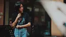 Bintang film Adriana ini dikenal sebagai seleb yang punya penampilan menarik. Di kesehariannya, Eva Celia selalu tampil stylish. Kali ini, ia memilih gaya kasual dengan kaus pendek berwarna hitam yang dipadukan dengan celana jeans. (Liputan6.com/IG/@evacelia)