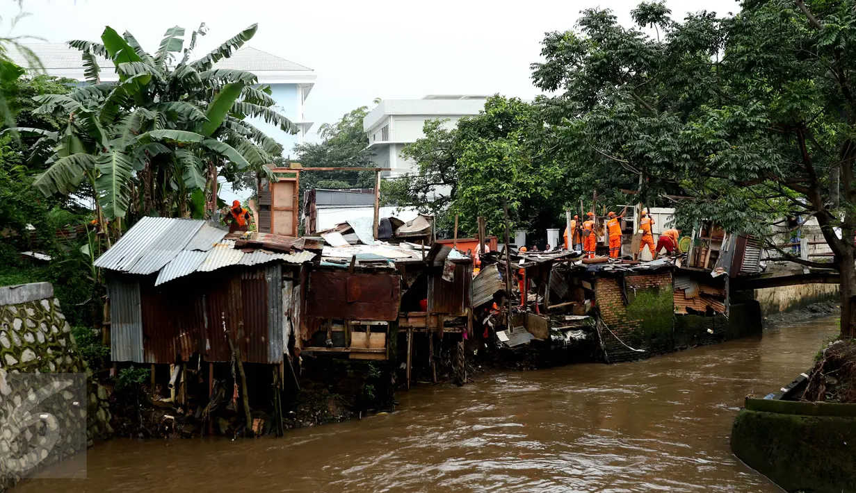 Sejumlah bangunan semi permanen di bantaran Kali Krukut, Jakarta, dibongkar petugas PPSU Kelurahan Petogogan, Rabu (12/10). Penertiban bangunan liar tersebut untuk normalisasi Kali Krukut di kawasan Kemang dan Petogogan. (Liputan6.com/Gempur M Surya)