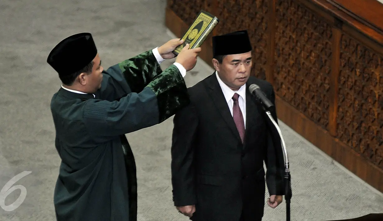 Ade Komaruddin (kanan) diambil sumpahnya saat pelantikan menjadi Ketua DPR yang baru, Jakarta, Senin (11/01/2016). Ade dilantik untuk menggantikan Setya Novanto yang mundur dari kursi Ketua DPR. (Liputan6.com/Johan Tallo)
