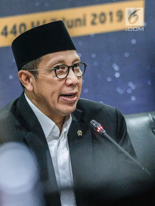 Menteri Agama Lukman Hakim saat keterangan pers Sidang Isbat 1 Syawal 1440 H di Kementerian Agama, Jakarta, Senin (03/6/2019). Berdasarkan pantauan hilal di 105 titik lokasi yang tersebar di 33 provinsi, posisi hilal berada di bawah ufuk. (Liputan6.com/Faizal Fanani)