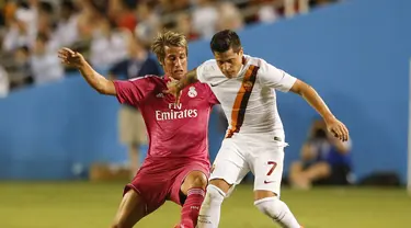 Pemain belakang Real Madrid, Fabio Coentrao (kiri), berusaha merebut bola dari kaki penyerang AS Roma, Juan Iturbe, saat berlaga di Stadion Cotton Bowl, Dallas, (29/7/2014). (REUTERS/Kevin Jairaj-USA TODAY Sports)