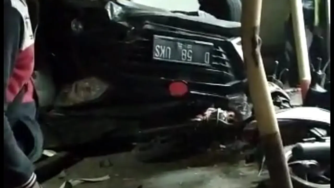 Kondisi mobil sigra nampak terbalik setelah oleng dan menabrak beberapa warga di Alfamarta, Otista, Garut, Jawa Barat