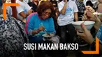 Saat berkunjung ke Trenggalek, Susi Pudjiastuti tertangkap kamera sedang makan bakso di pinggir jalan dengan gaya santainya.