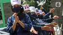 Mahasiswi Politeknik Kesehatan Jakarta III bertepuk tangan selama 56 detik pada Hari Kesehatan Nasional ke-56 di Jatiwarna, Bekasi, Jawa Barat, Kamis (12/11/2020). Kegiatan tersebut merupakan bentuk apresiasi terhadap tenaga medis yang berjuang selama pandemi COVID-19. (Liputan6.com/Herman Zakharia)