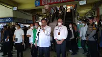 Menteri Koordinator Bidang Perekonomian Airlangga Hartarto saat meninjau Pasar Tomang Barat, Jakarta Barat.