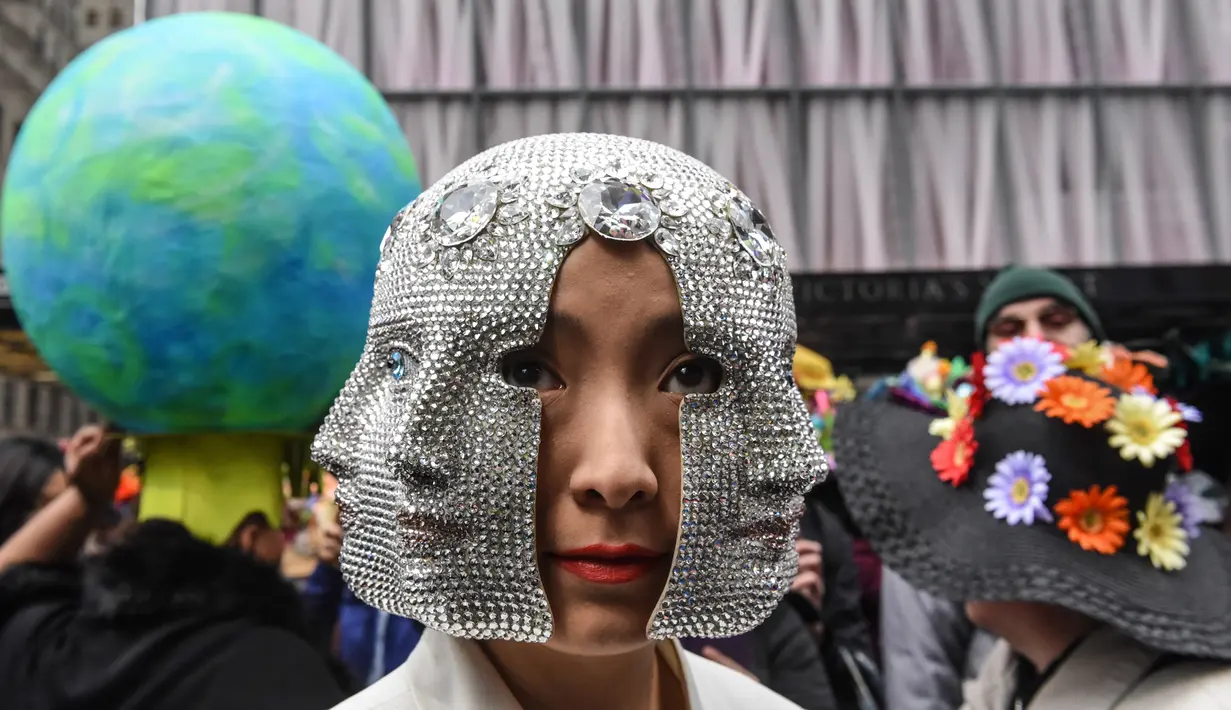 Seorang wanita mengenakan topeng berpose saat mengikuti parade Paskah tahunan di sepanjang 5th Ave di New York City (4/1). (Stephanie Keith / Getty Images / AFP)