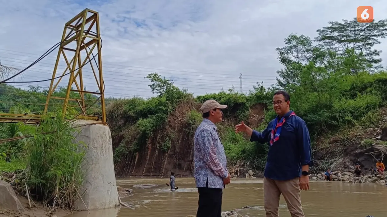 Anies Baswedan saat meninjau jembatan putus di Bantargadung Kabupaten Sukabumi. (Liputan6.com/Fira Syahrin).