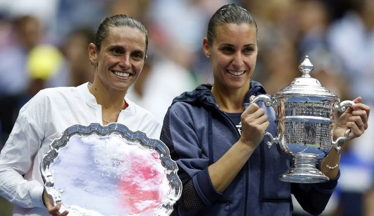 Roberta Vinci (kiri) dan Flavia Penneta, dua petenis putri Italia yang saling berhadapan di final AS Terbuka 2015. Flavia Penneta tampil sebagai pemenang. Minggu (13/9/2015) dini hari WIB. (AFP Photo/Kena Betancur)
