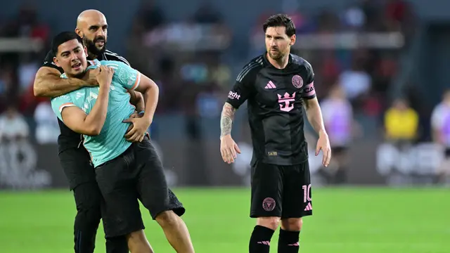 Foto: Momen Pengawal Lionel Messi saat Dapatkan Lawan Sepadan dari Penyusup Lapangan