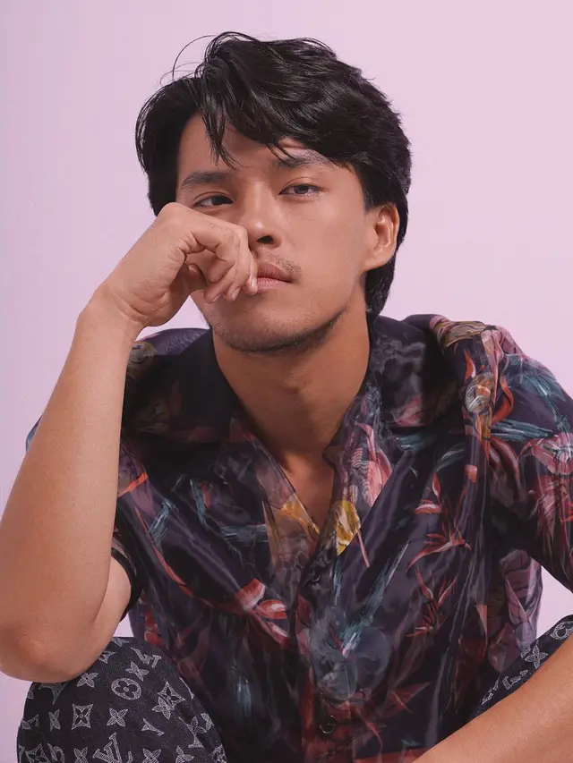 Gaya Fashion Morgan Oey Pakai Kemeja Vintage, Semakin Menawan